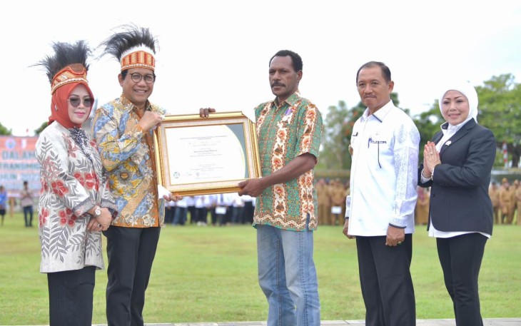 Mendes PDTT Abdul Halim Iskandar usai upacara puncak peringatan HBT ke-72 di Lapangan Kapsul Waktu Kabupaten Merauke Provinsi Papua Selatan, Senin (12/12/2022).