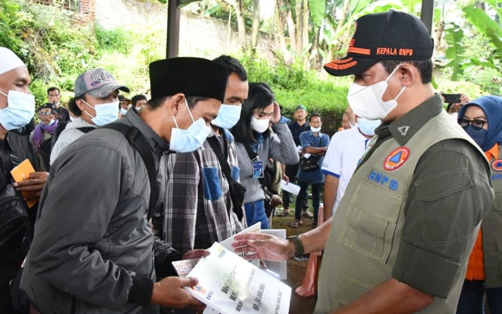 Kepala BNPB saat Serahkan Dana Stimulan kepada 647 Warga Nagrak Terdampak Gempabumi Cianjur