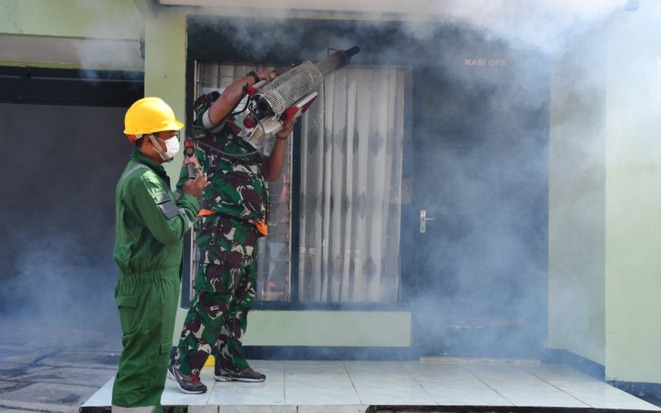 Personel Korem 081/DSJ saat Lakukan Fogging di Lingkungan Asrama Kemiri Taman Madiun