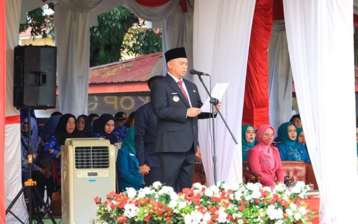 Bupati Labuhanbatu dr.H.Erik Adtrada Ritonga, M.K.M saat bertindak sebagai inspektur upacara peringatan Hari Pahlawan di lapangan Ika Bina Rantauprapat jalan M.Thamrin Kecamatan Rantau Utara, Kamis 10 November 2022. 