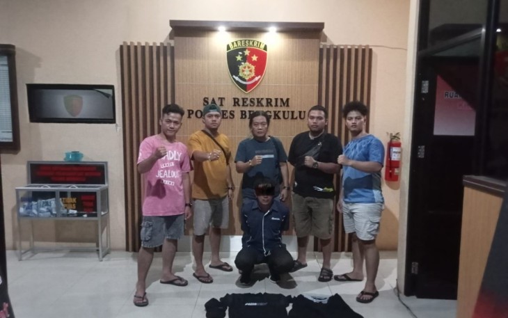 Tersangka (jongkok diborgol) dan barang bukti saat diamankan