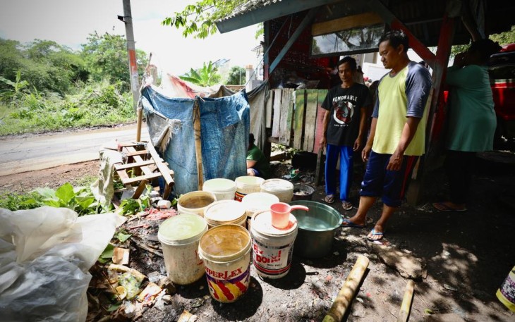 Warga Terdampak Gempa saat Tampung Air 