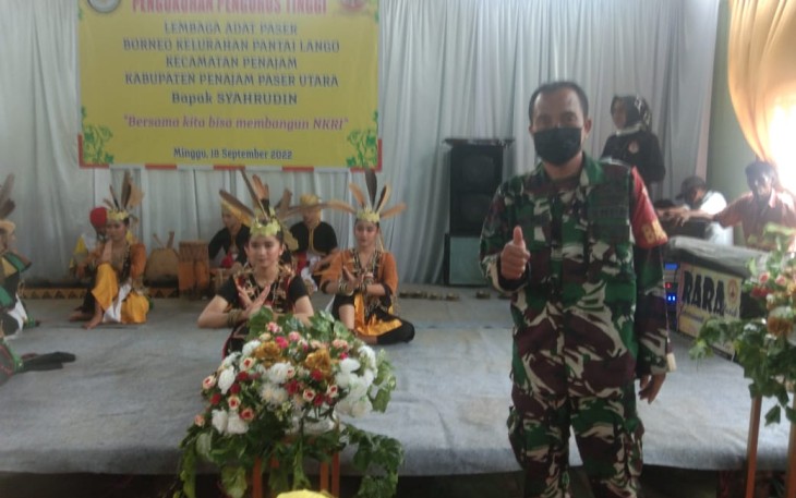 Babinsa Kelurahan Pantai Langgo Sertu Anang saat Hadiri Pengukuhan Lembaga Adat Paser Borneo