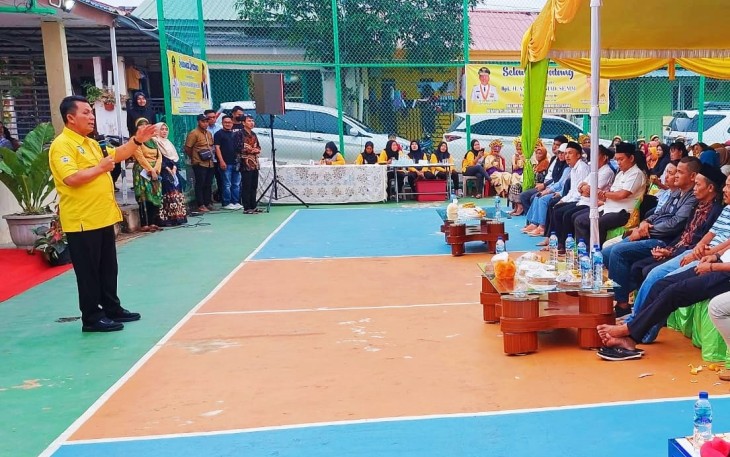 Gubernur kepri H.Ansar Ahmadi saat memberikan sambutan di tengah warga masyarakat Tiban