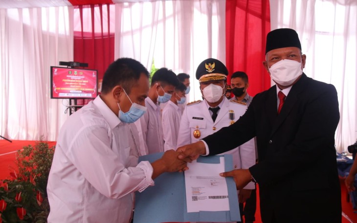 Kakanwil Kemenkumham Banten saat memberikan remisi ke napi 