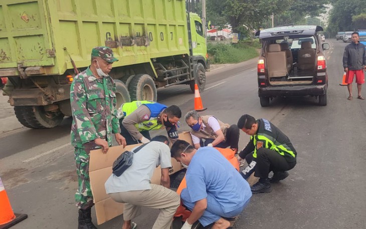Sat Lantas Polresta Serang Kota dibantu petugas lainnya saat evakuasi korban