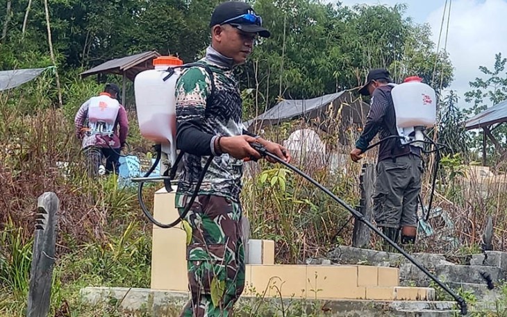 Babinsa Koramil Rungan Bersama Warga Bersihkan TPU