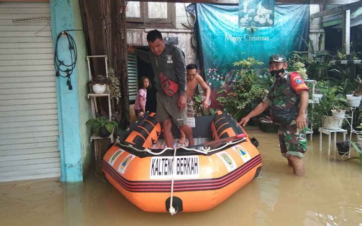 Koramil 1016-06/Kurun saat bantu warga terdampak banjir