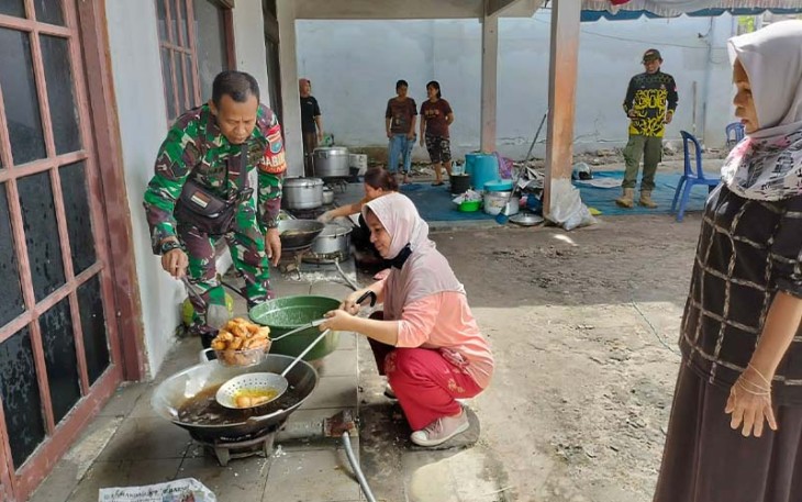 Babinsa Kodim 1016 Palangka Raya saat Bantu Masak di Dapur Umum untuk Korban Banjir 