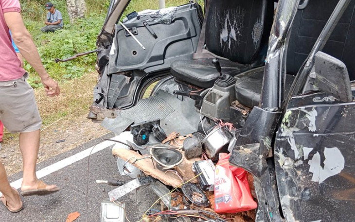 Kondisi minibus ringsek usai tabrak truk