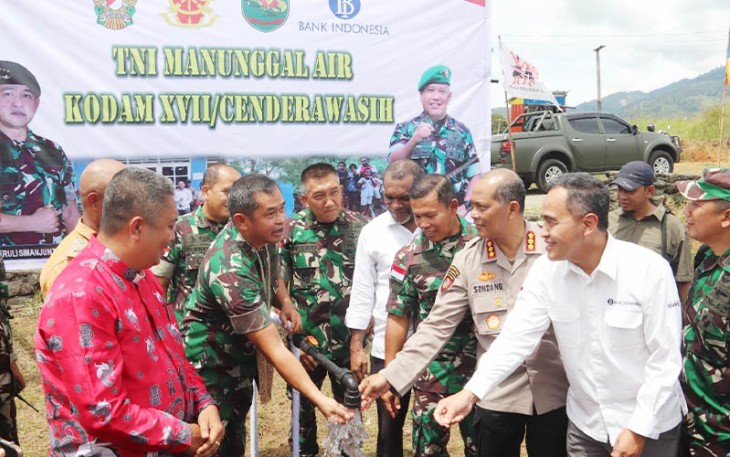 Pangkostrad saat Resmikan Pipanisasi TNI AD Manunggal Air di Kampung Sereh Sentani
