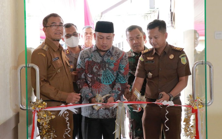 Peresmian gedung Sitipol Polres Payakumbuh ditandai dengan pengguntingan pita.