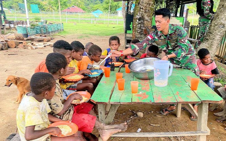 Satgas Pamtas Yonif Raider 142/KJ saat bersama anak-anak papua