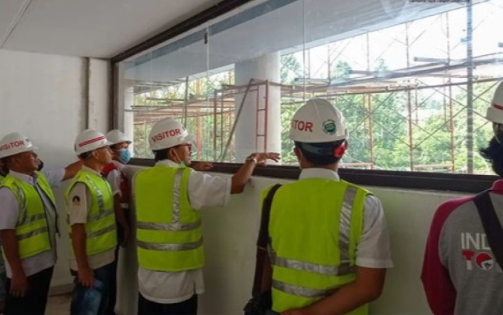 Bupati Pesibar, Agus Istiqlal, bersama Plt Sekda, Jalaludin, dan jajaran saat tinjau Kesiapan kantor Pemkab Pesisir Barat, Kamis, (11/8/2022).