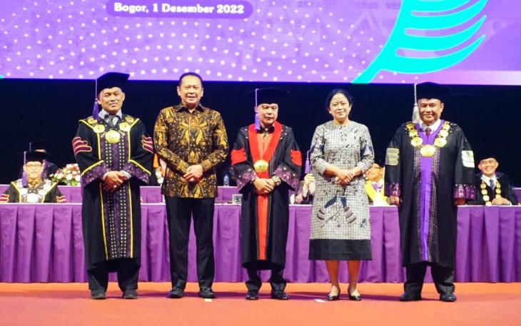 Bamsoet (dua dari kiri) saat menghadiri Sidang Terbuka Senat Akademik Universitas Pakuan dalam rangka pengukuhan Sufmi Dasco Ahmad sebagai Profesor bidang Ilmu Hukum, di SICC, Sentul, Bogor, Jawa Barat, Kamis (1/12/22).