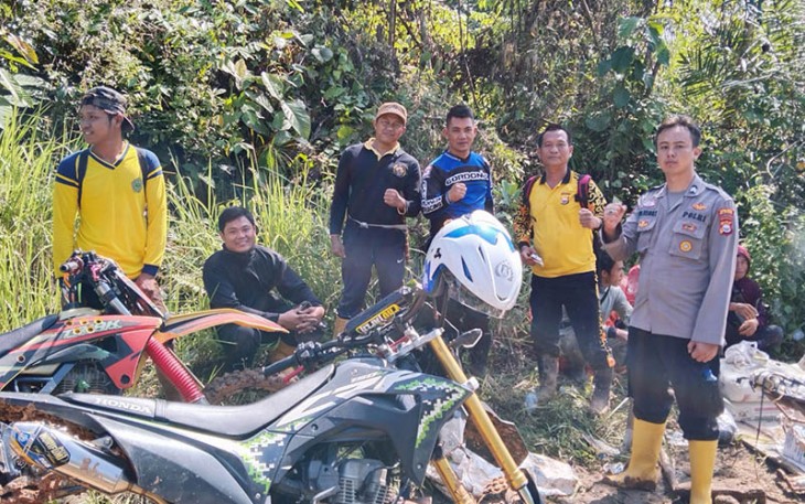Polsek Maje Bersama Warga saat Gotong Royong Cor Jalan Desa Tanjung Aur