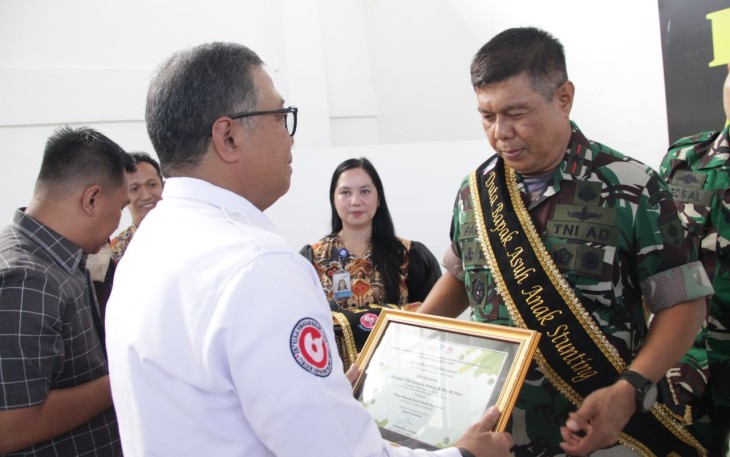 Danrem 142/Tatag beserta Istri saat Dikukuhkan Jadi Bapak dan Bunda Asuh Anak Stunting