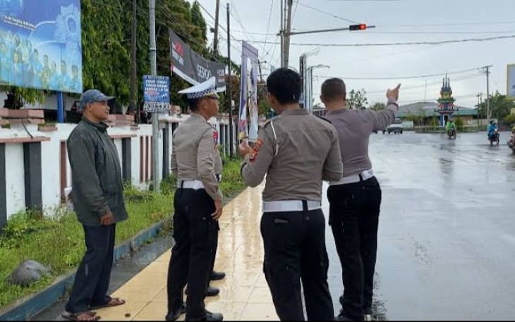 Petugas saat cek disekitar lokasi pemasangan ETLE di Simpang 3 Sawah Lebar Kota Bengkulu.