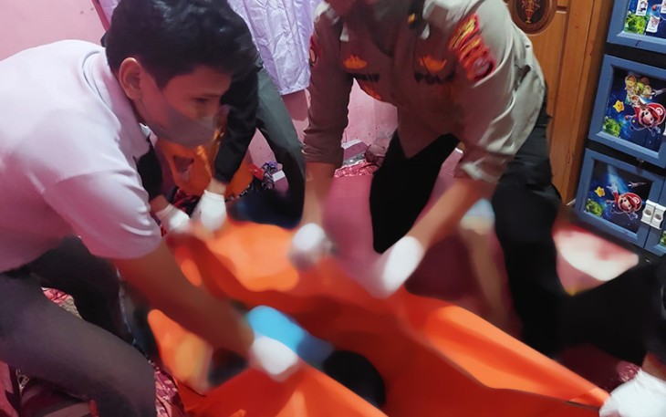 korban saat dievakuasi petugas kepolisian setempat.