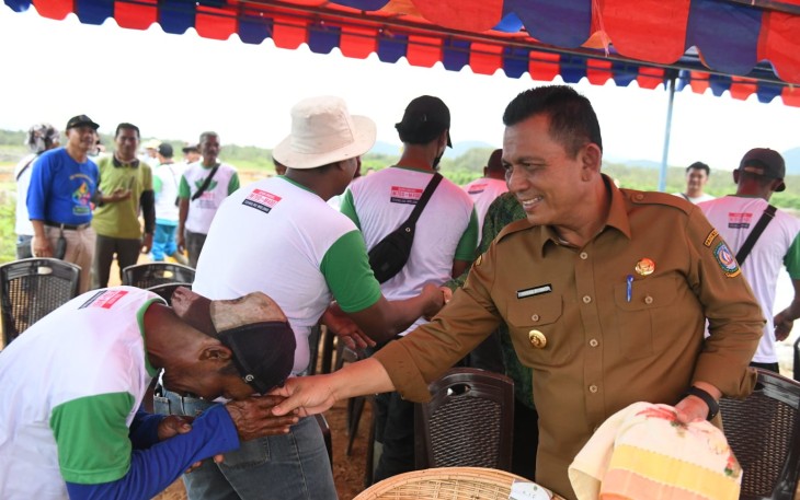 Gubernur Ansar saat bertemu petani dalam penanaman padi di Sungai Raye, Kecamatan Singkep Barat, Kabupaten Lingga, Senin (21/11).