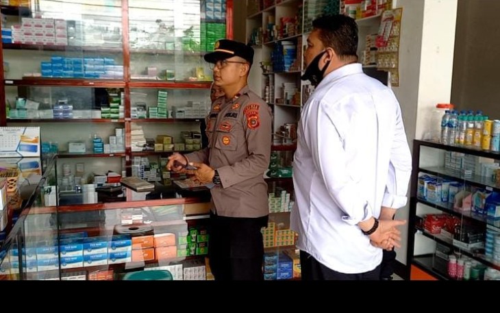 Kapolsek Peureulak Barat saat Lakukan Pengecekan dan Himbauan Bagi Apotek Terkait Obat Sirup Berbahaya