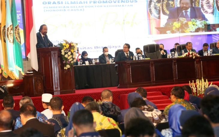 Surya Paloh saat orasi ilmiah promovendus di FISIP Universitas Brawijaya, Malang. 