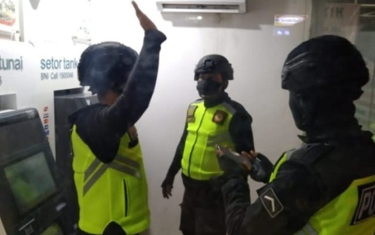 Kasat Samapta AKP Jumeidi, SH saat memimpin pemeriksaan Mesin ATM