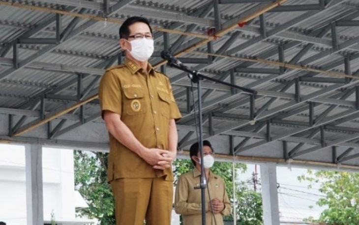 Wakil Walikota Bitung Hengky Honandar SE saat memimpin apel kerja, Senin (4/4/22). 