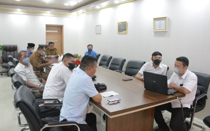 Walikota Bitung tengah saat memimpin rapat presentasi