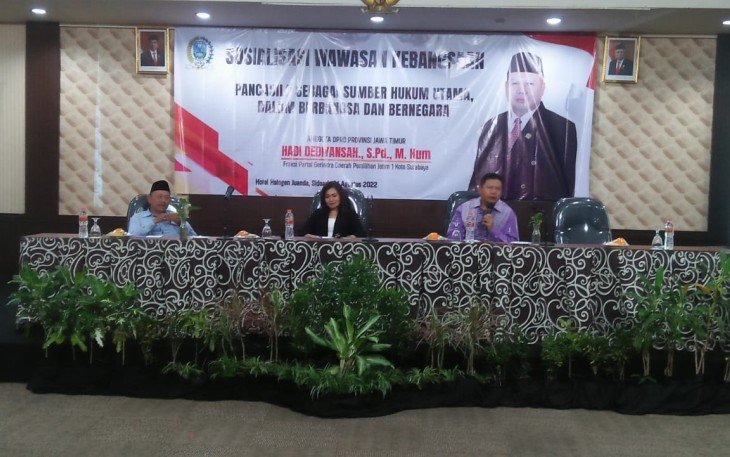 Anggota DPRD Jatim Hadi Dediansyah dalam sosialisasi Wawasan kebangsaan dengan tema 'Pancasila Sebagai Sumber Utama Dalam Berbangsa Dan Bernegara'