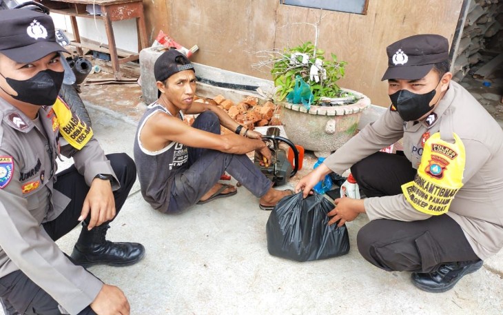Polsek Singkep Barat saat Serahkan Paket Sembako ke Buruh dan Nelayan