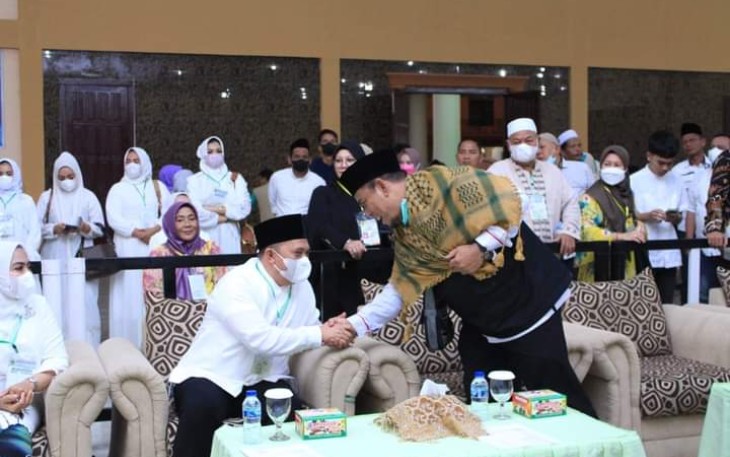 Bupati Labuhanbatu saat Sambut Jamaah Haji Di Aula Asrama Haji Medan