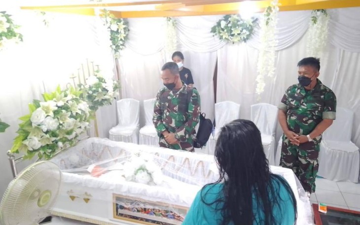 Dandim 1310/Bitung Letkol Arm Yoki Efriandi bersama Wadanramil 1310-06/Airmadidi saat melayat kerumah duka Almarhum Serka Jerius Lahawia di kepulauan Sangihe