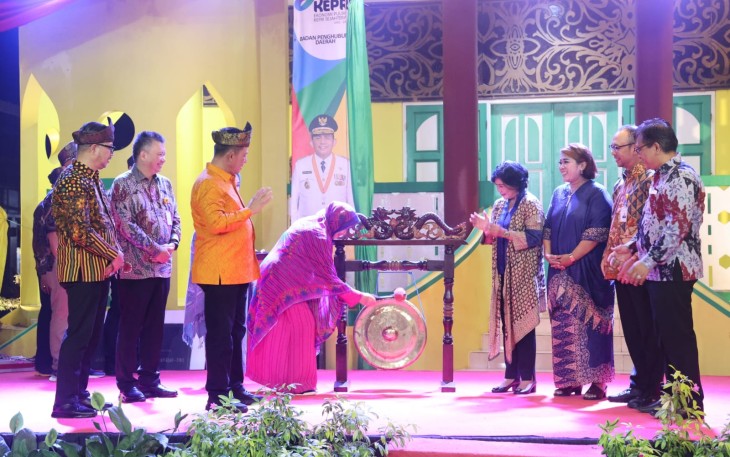 Gubernur Kepri saat meresmikan anjungan di TMII