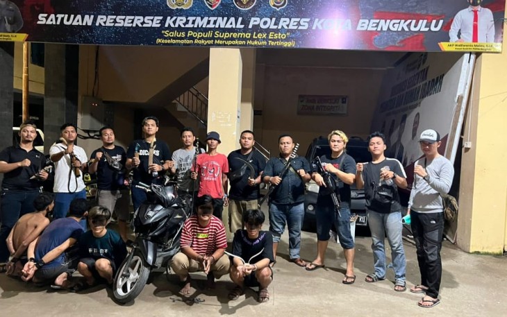 Kawanan terduga curas (jongkok) saat diamankan petugas