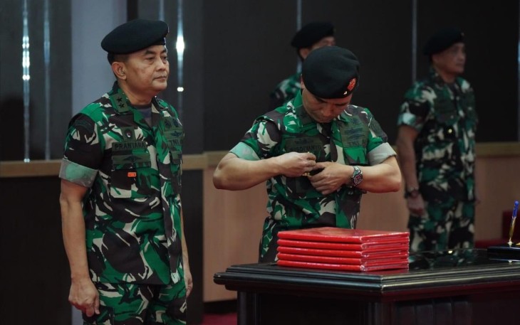 Usai acara pelantikan dilanjutkan dengan acara lepas sambut pejabat Kapuspen lama dan baru bertempat di Aula Balai Wartawan Puspen TNI.