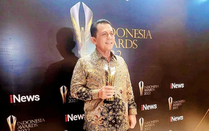 Gubernur Ansar saat Terima Anugerah Indonesia Award Inews 2022 Katagori Transformation Digital