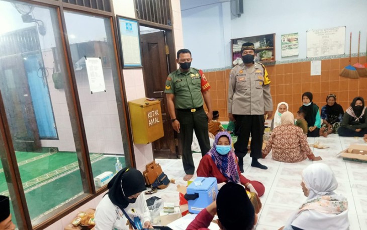 Vaksinasi Usai Sholat Tarawih Oleh Jajaran Polsek Polres Tulungagung