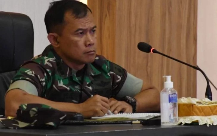 Danrem 081/DSJ Kolonel Inf Deni Rejeki saat menerima arahan dan evaluasi dari Kasad Jenderal TNI Dudung Abdurachman.