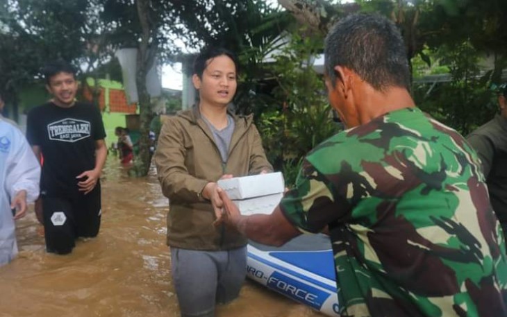 Bupati Trenggalek, Mochamad Nur Arifin, saat menghimbau Warga terdampak serta menyalurkan bantuan, Selasa (18/10/2022).