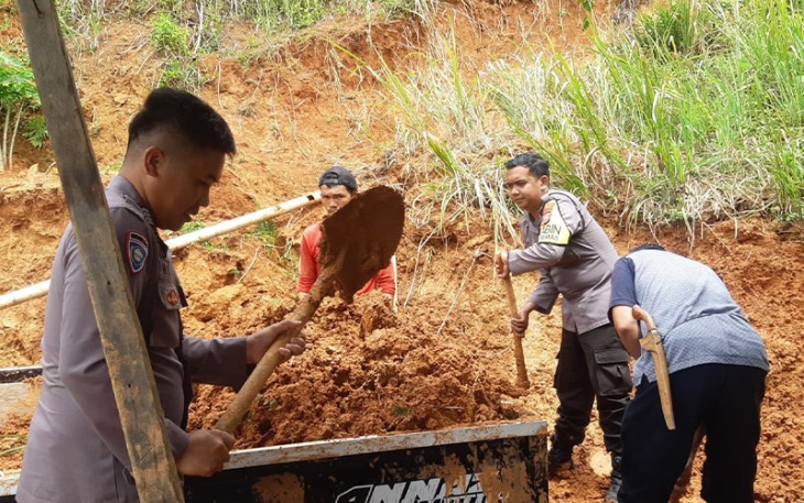 Bhabinkamtibas saat Goro Bersihkan Material Tanah Longsor