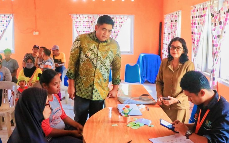 Bupati Bintan Roby saat Cek Penyaluran BLT di Sungai Enam