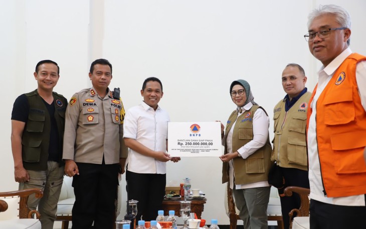 Badan Nasional Penanggulangan Bencana (BNPB) memberikan bantuan Dana Siap Pakai (DSP) sebesar 250 untuk penanganan Awan Panas Guguran (APG) Gunung Semeru di Kabupaten  Lumajang. Bantuan tersebut diserahkan langsung oleh Deputi Bidang Pencegahan BNPB, Prasinta Dewi yang mewakili Kepala BNPB, kepada Bupati Kabupaten Lumajang pada Rabu (7/12) di Pendopo Bupati Kabupaten Lumajang.