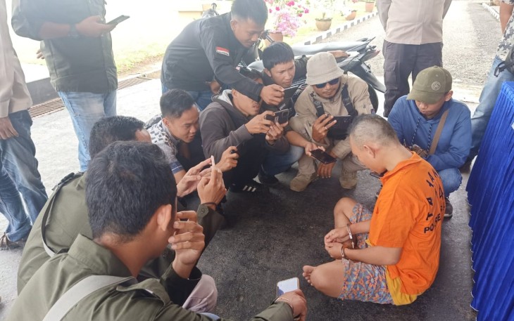 Tersangka (kenakan baju orange) saat Press Conference Polres Seluma