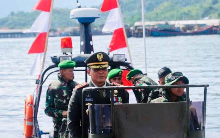 Danrem 023/KS saat Pimpin Upacara HUT RI ke-77 di Atas Kapal KN. Mandalika