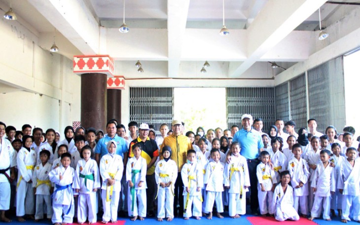 Gubernur Rohidin, saat membuka secara resmi Kejuaraan Daerah Kushin Ryu M Karate-Do Indonesia (Kejurda KKI) ke -XI  'Piala Gubernur Tahun 2022’, di Panggung Utama Sport Center Bengkulu, Minggu (19/6).