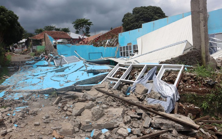 Kondisi bangunan yang runtuh akibat gempa di Kabupaten Cianjur, Jawa Barat, Rabu (23/11).