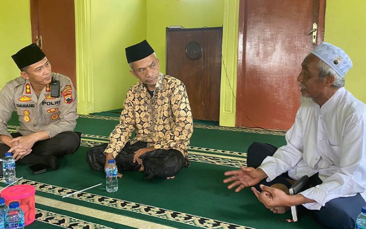 Kapolres Karanganyar AKBP Danang Kuswoyo saat melakukan kegiatan safari kamtibmas menjelang  pelaksanaan Pilkades, Jumat (28/10/2022).