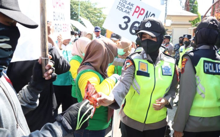 Polwan Polres Demak saat Bagikan Minuman Kepada Pendemo