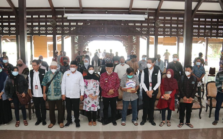Direktur Utama Bank Jatim, Busrul Iman (kiri) menyerahkan santunan duka kepada keluarga korban Stadion Kanjuruhan, di Pendopo Kabupaten Malang, Kamis (6/10/2022).